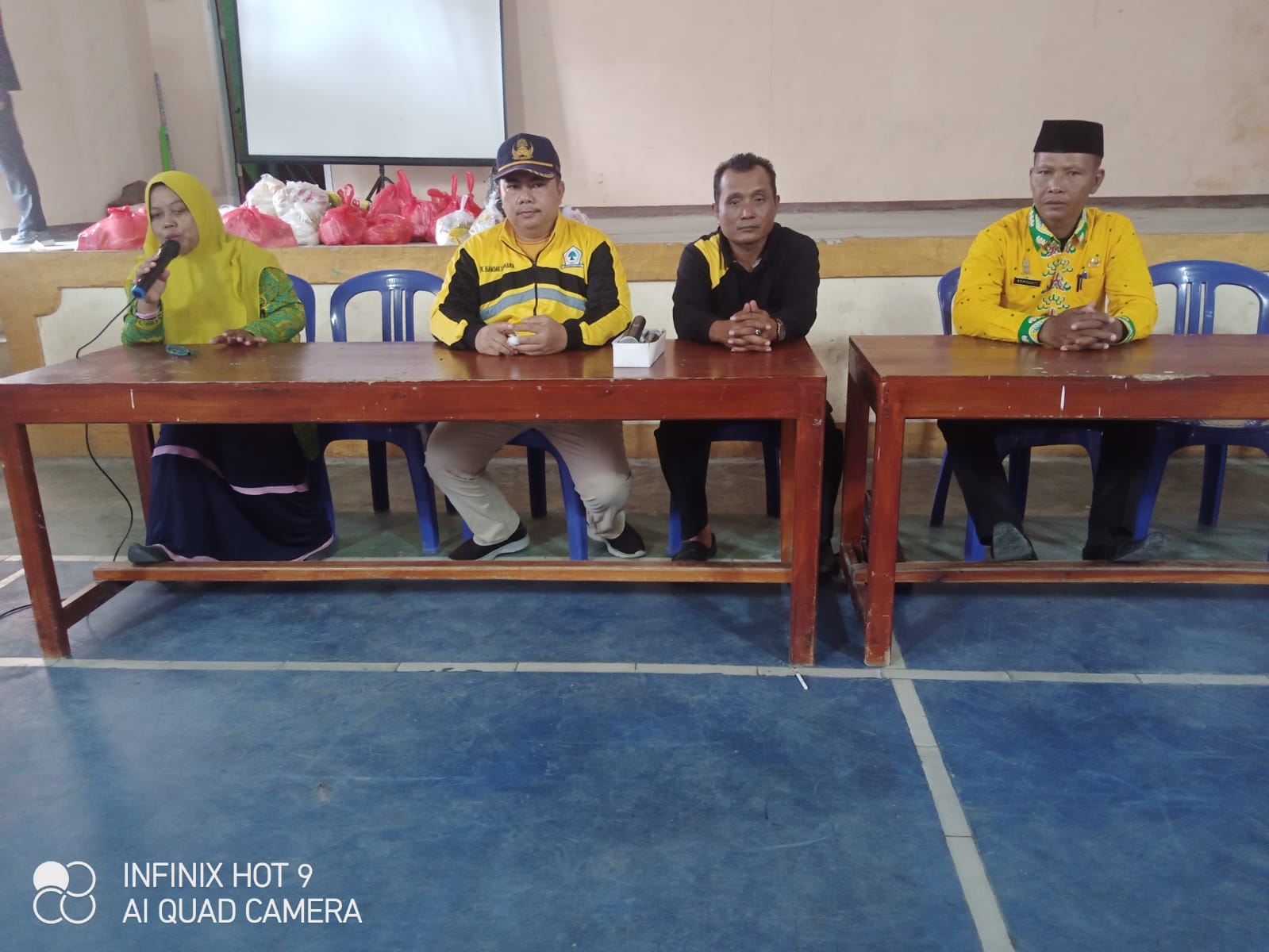 Kasi Kesra Bapak Napuranto,S.A.P bersama Tim PIS Kecamatan Bandar Surabaya  melaksanakan Kegiatan Juma't Berkah di Kampung Sidodadi